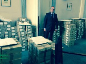 Consul general dans son bureau devant documents electoraux des europeennes