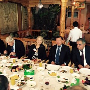 Déjeuner avec le Président de l'Académie des Sciences et le directeur du Parlement du Tadjikistan. A ma droite Lord Jopling